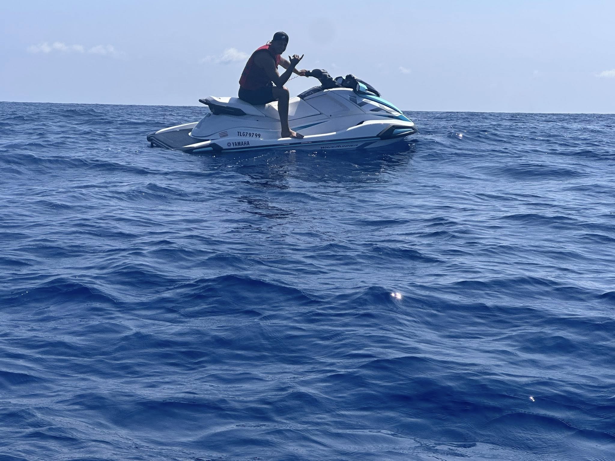 Pilote de jet-ski en action dans les eaux bleues