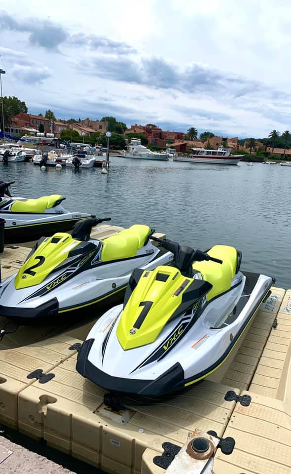 Jet-skis au ponton avec vue sur le village de Porquerolles