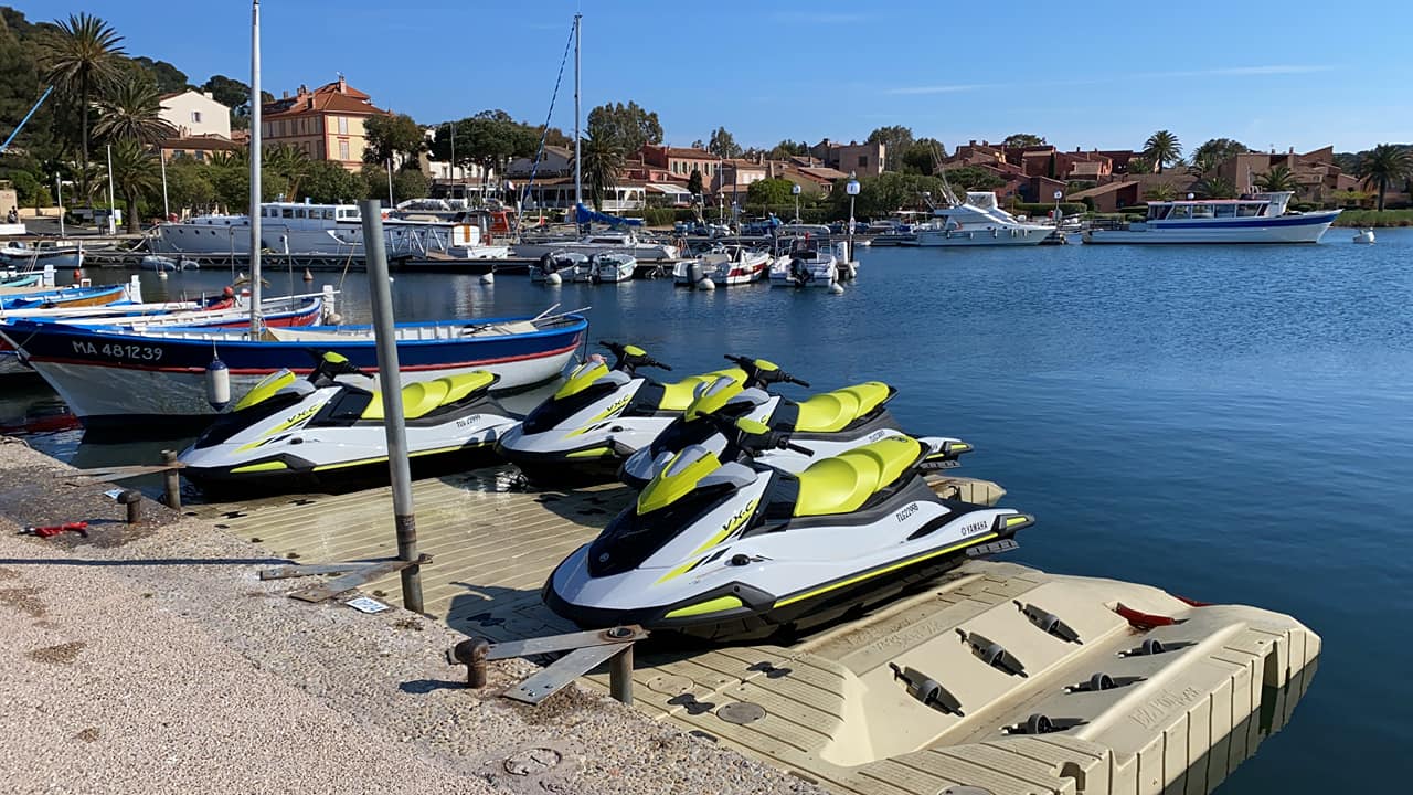 Flotte complète de jet-skis au port de Porquerolles