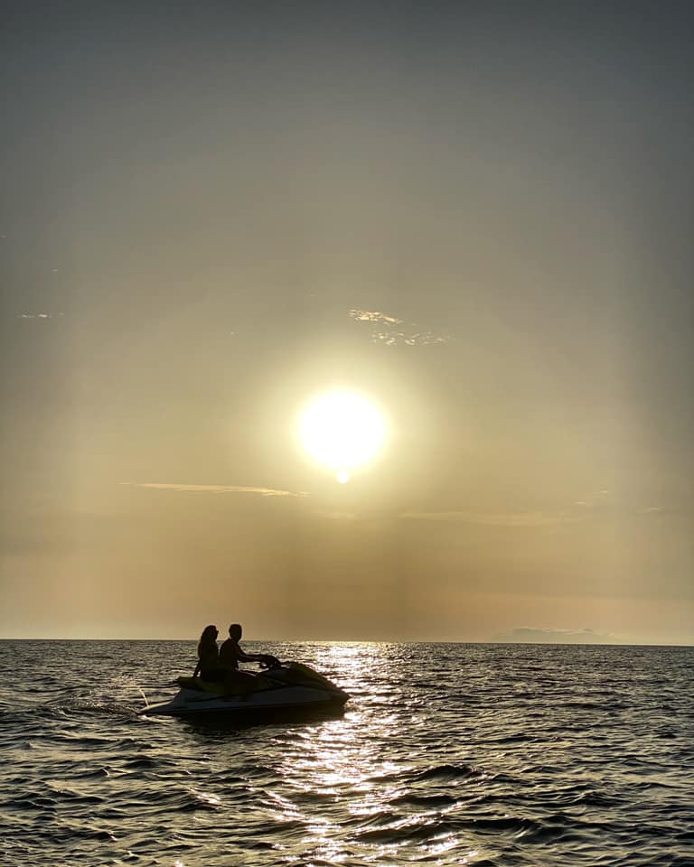 Couple en jet-ski au coucher de soleil romantique