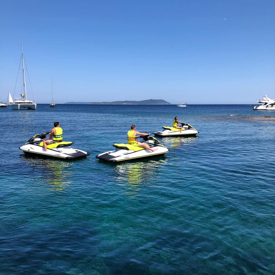Groupe dans les eaux turquoise