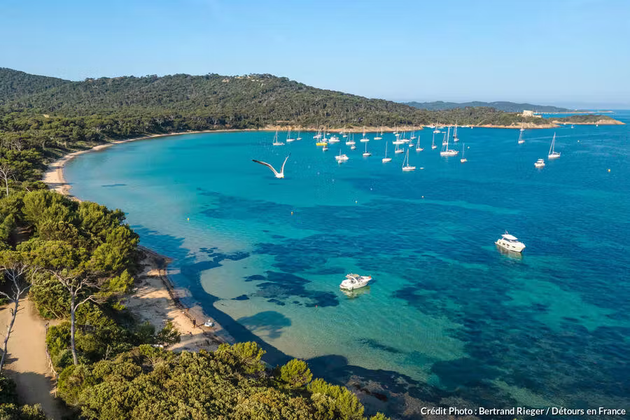 Vue paradisiaque sur la baie de Porquerolles