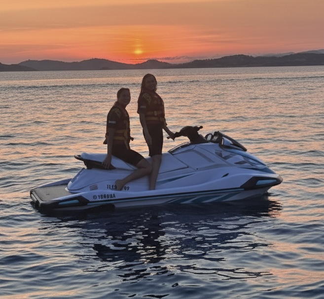 Jet-ski au ponton avec vue sur Porquerolles