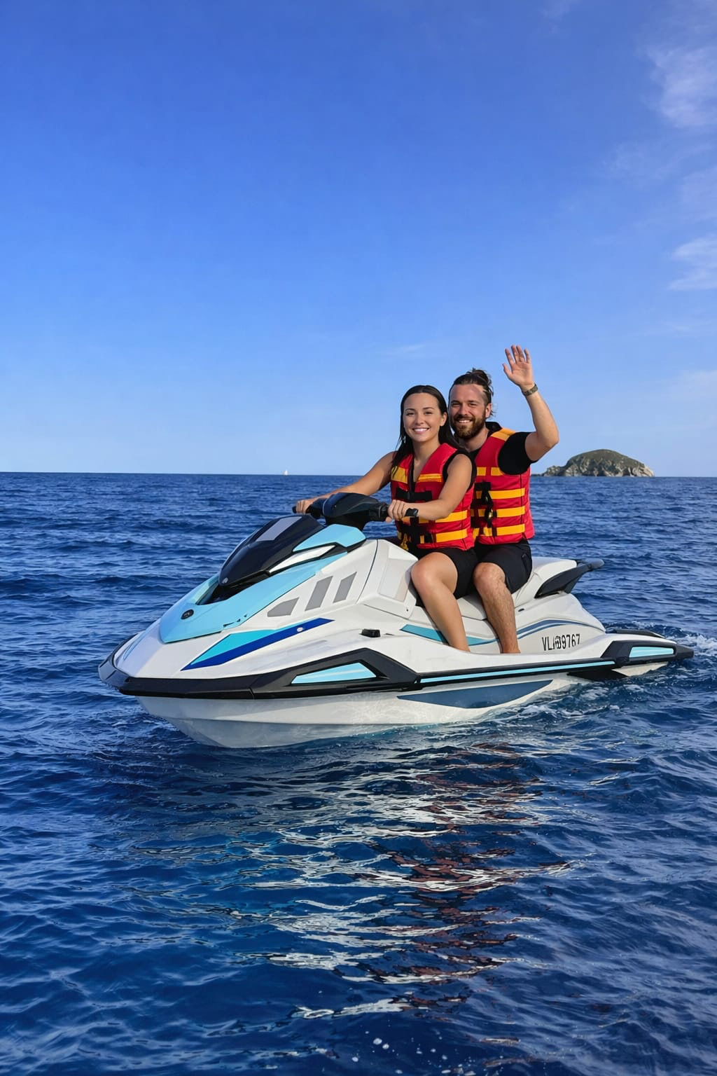 Couple en jet-ski au coucher de soleil